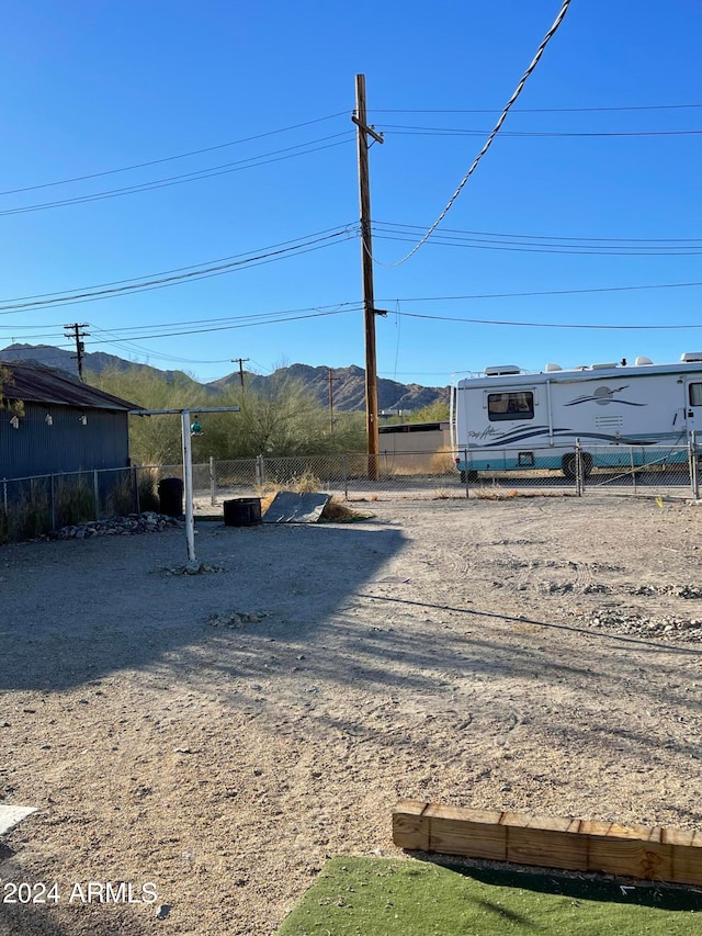 view of yard featuring a mountain view