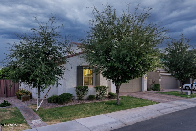 923 W Yellowstone Way, Chandler, AZ 85248 - view of front of home with stucco siding and driveway