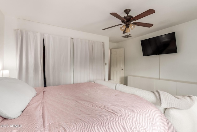 bedroom with ceiling fan