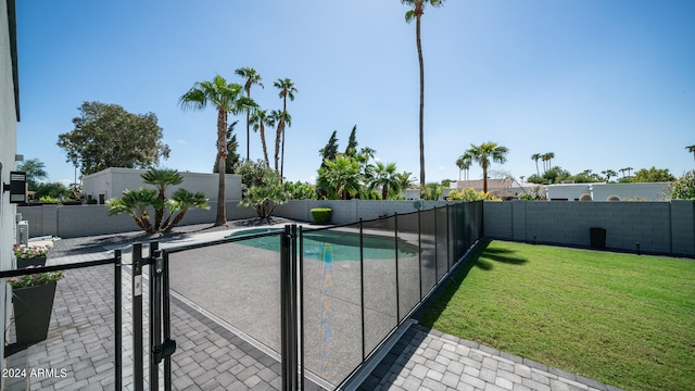 view of swimming pool featuring a yard