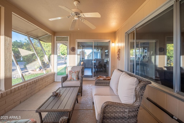 sunroom with ceiling fan