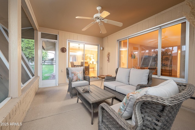 sunroom with ceiling fan