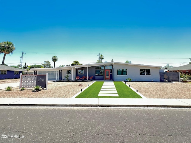 view of front of property featuring concrete driveway