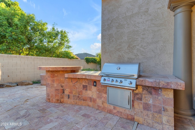 view of patio featuring an outdoor kitchen and grilling area