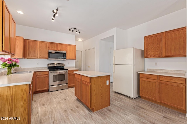 6350 W Hess St, Phoenix, AZ 85043 - kitchen featuring light hardwood / wood-style floors, sink, stainless steel appliances, and a center island
