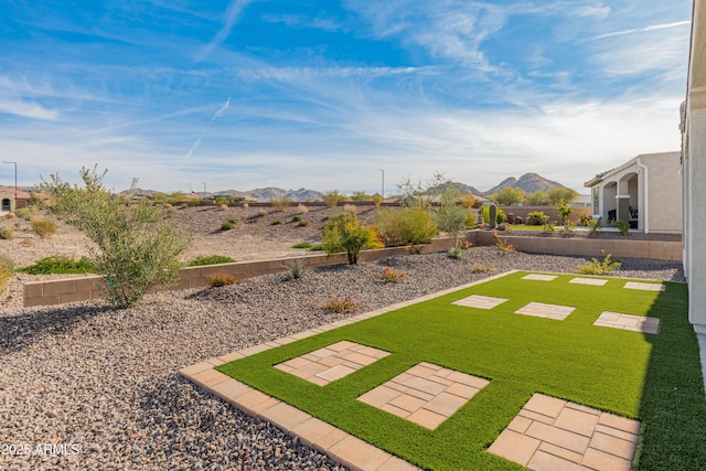 view of yard featuring a mountain view