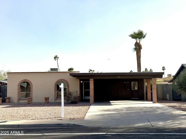 view of front facade featuring driveway and stucco siding