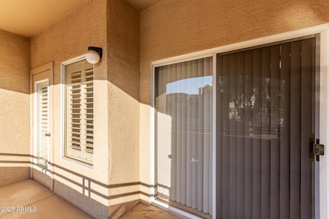 property entrance featuring a balcony