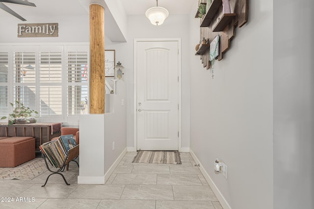 entryway featuring ceiling fan