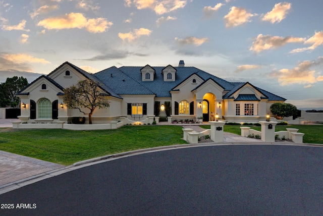 view of front of house featuring a yard