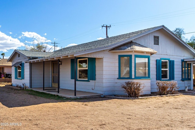 813 N Gilbert Ave, Casa Grande, AZ 85122 - view of front facade with a porch and roof with shingles