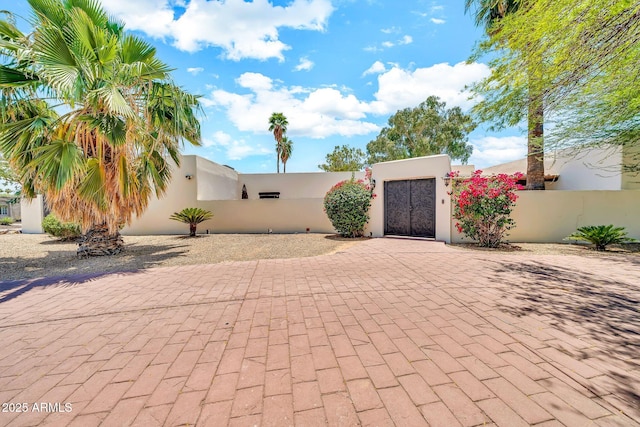 6215 E Surrey Ave, Scottsdale, AZ 85254 - view of patio with a gate