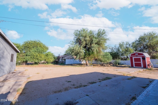 view of yard featuring a shed