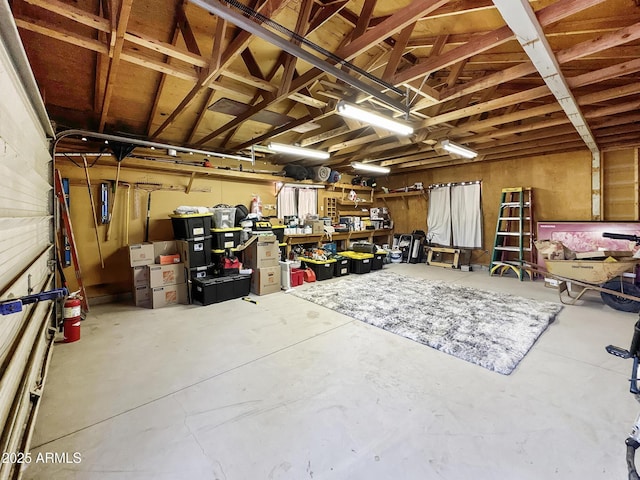 9107 W Fossil Creek Rd, Strawberry, AZ 85544 - garage featuring a workshop area