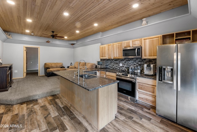 kitchen with sink, wood ceiling, stainless steel appliances, a kitchen island with sink, and decorative backsplash