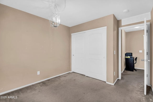 7718 W Pipestone Pl, Phoenix, AZ 85035 - unfurnished bedroom featuring carpet, a chandelier, baseboards, and a closet