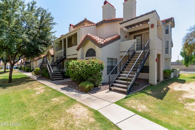 view of front of house with a front yard