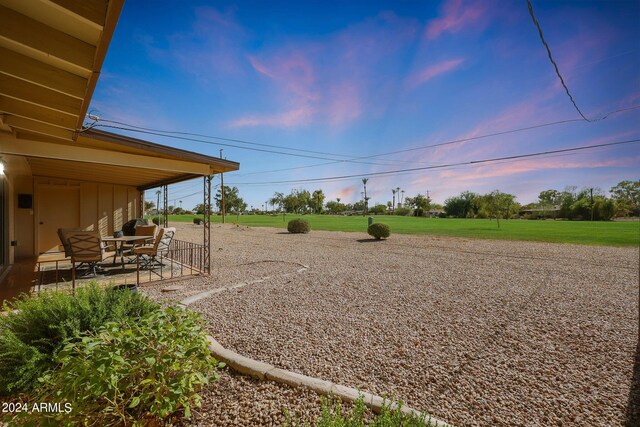 view of yard at dusk