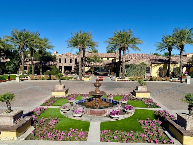 view of front of house featuring a front lawn