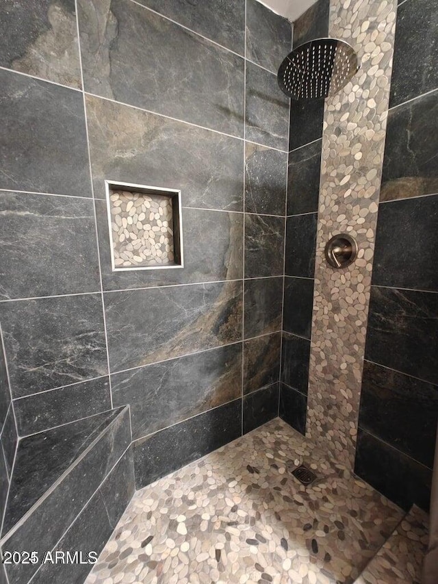 bathroom featuring tiled shower