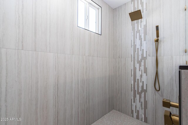 1011 W Weldon Ave, Phoenix, AZ 85013 - bathroom featuring a tile shower