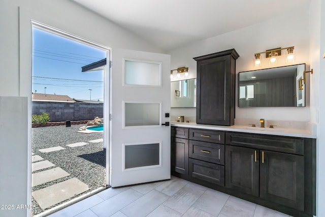 1011 W Weldon Ave, Phoenix, AZ 85013 - full bath featuring double vanity and lofted ceiling