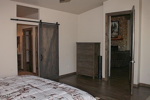 860 W Snow Creek Trl, Show Low, AZ 85901 - bedroom with dark wood-style floors, baseboards, and a barn door