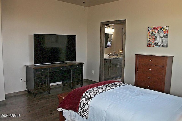 860 W Snow Creek Trl, Show Low, AZ 85901 - bedroom featuring dark wood-style flooring, baseboards, and ensuite bathroom