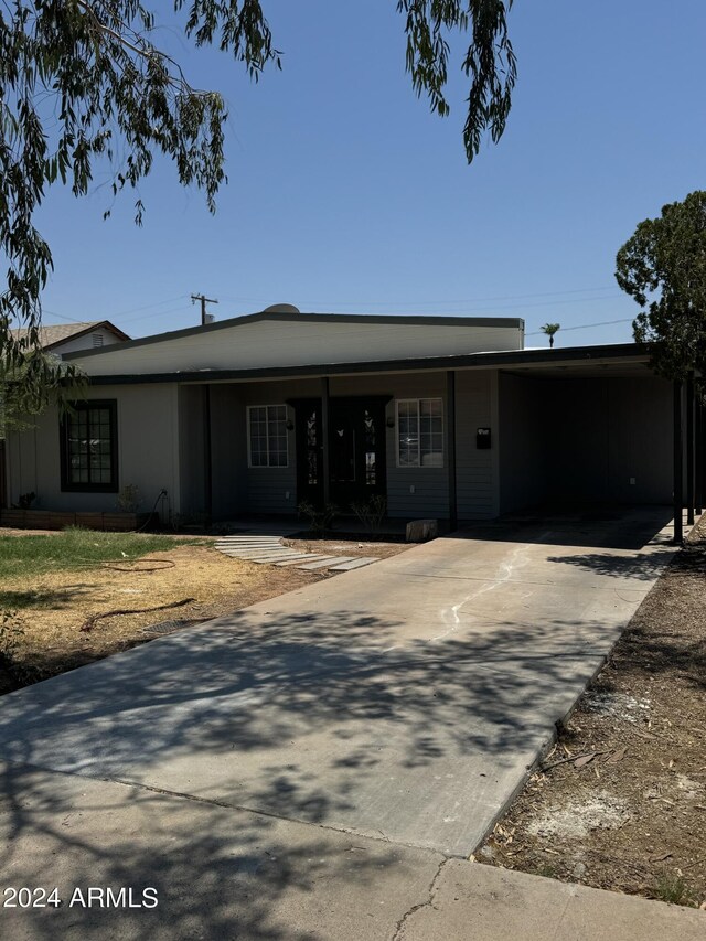 view of front of property featuring a carport