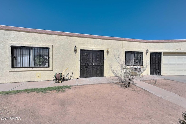 view of front facade featuring a garage