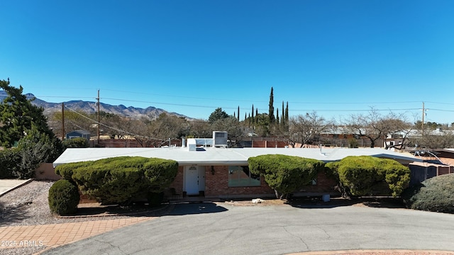 view of front of house featuring a mountain view