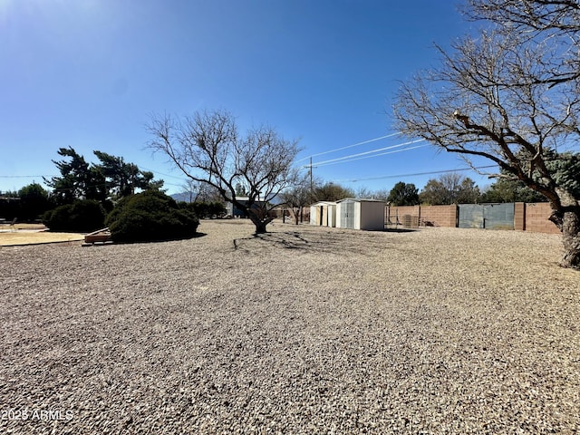 view of yard featuring a shed