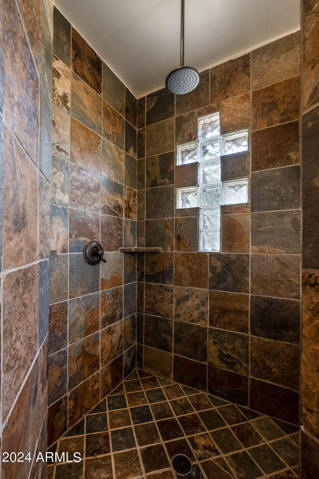 bathroom featuring a tile shower