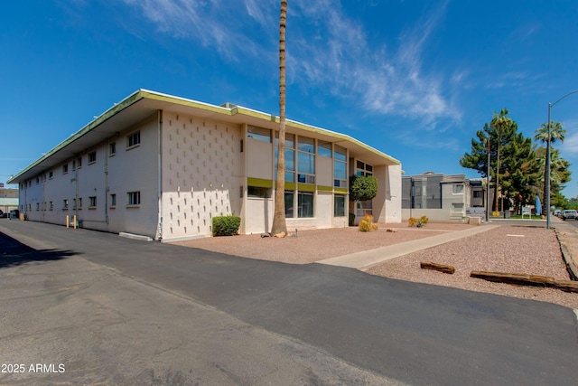 view of front facade featuring stucco siding