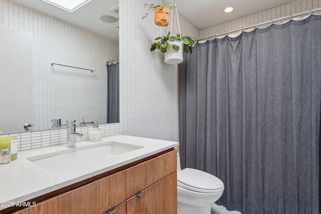 110 W Missouri Ave Unit 18, Phoenix, AZ 85013 - full bath with toilet, vanity, and recessed lighting