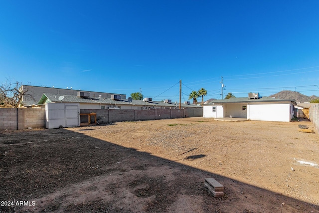 view of yard with a storage shed