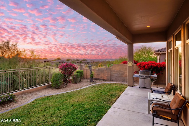 view of yard at dusk