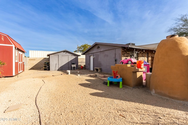 view of yard with a storage shed