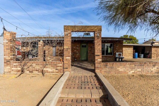 view of front of property featuring a patio area