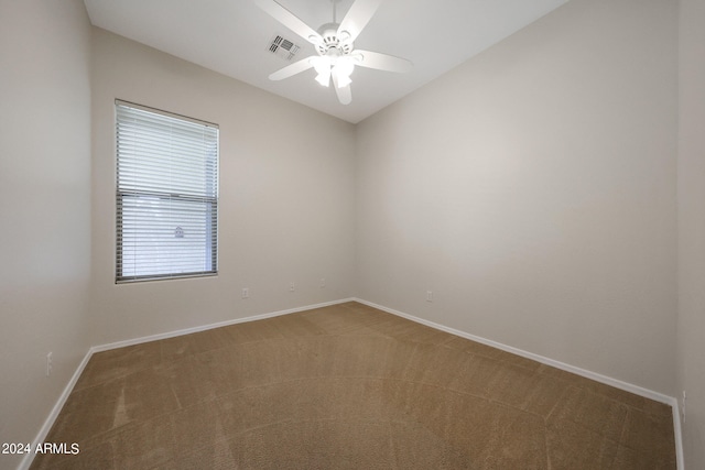 carpeted empty room featuring ceiling fan