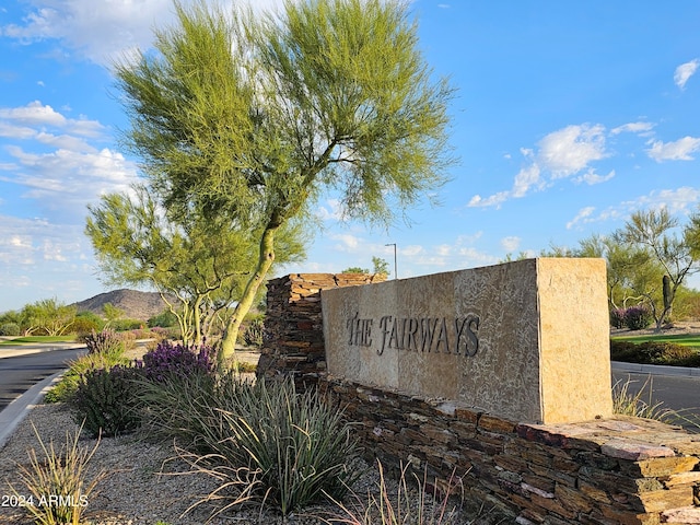 community / neighborhood sign with a mountain view