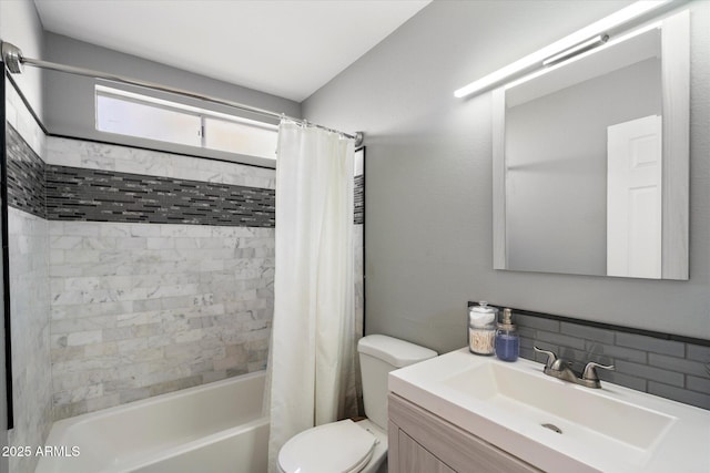 full bathroom featuring shower / bathtub combination with curtain, vanity, decorative backsplash, and toilet