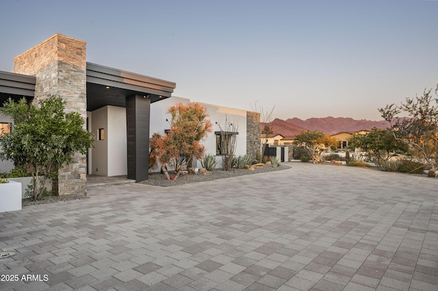 view of front of property featuring a mountain view