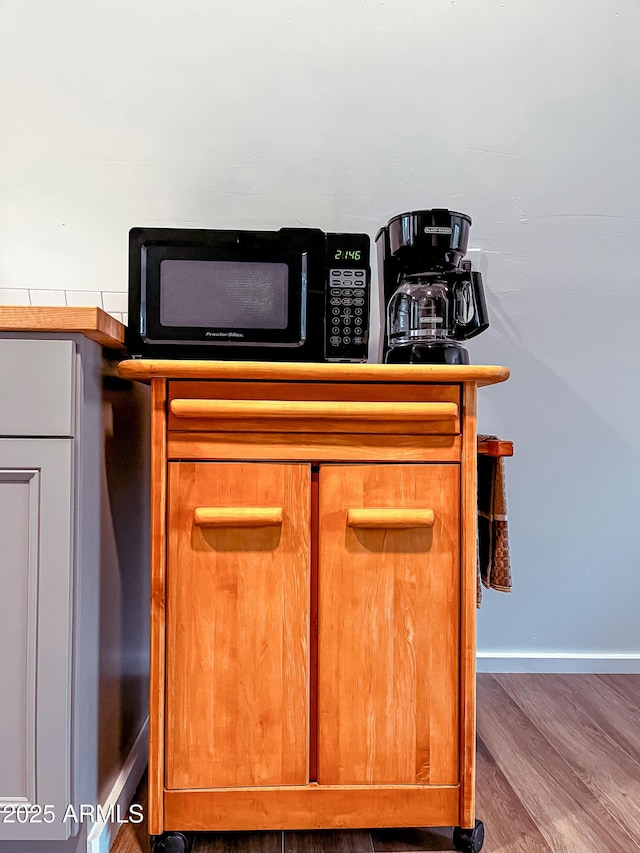 2124 Forest Park Dr, Overgaard, AZ 85933 - details featuring black microwave, baseboards, and wood finished floors