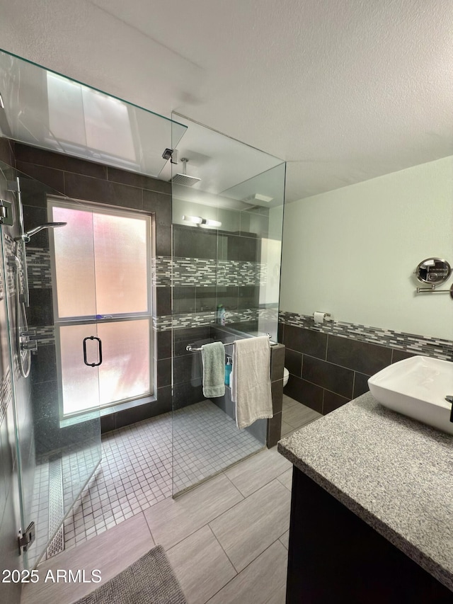 11035 N 37th St, Phoenix, AZ 85028 - full bathroom with vanity, tile walls, toilet, and a tile shower
