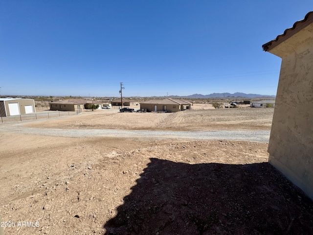 view of yard featuring a mountain view