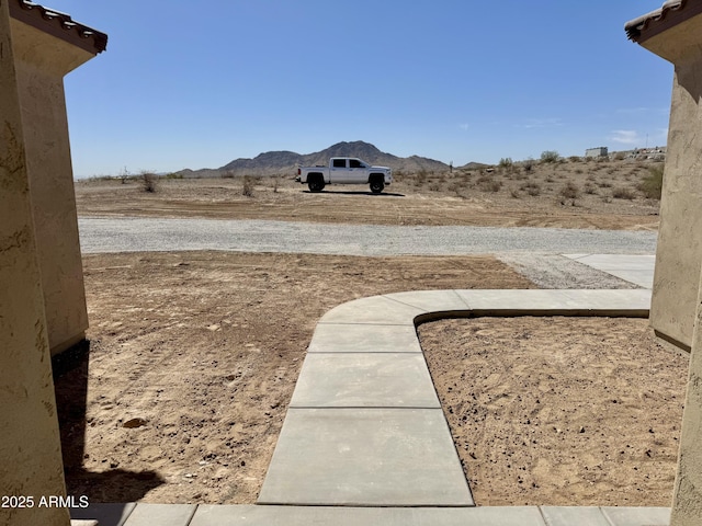 view of yard featuring a mountain view