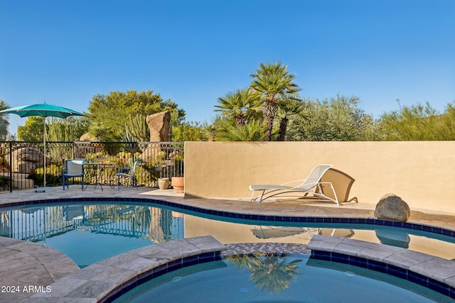 view of pool featuring an in ground hot tub