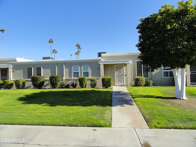 view of front of property featuring a front lawn