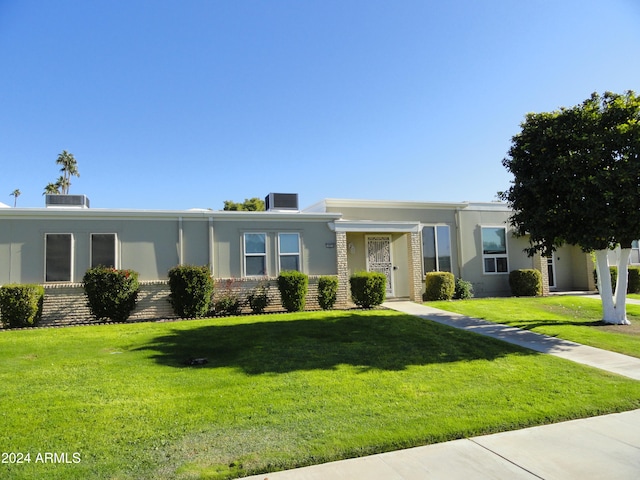 ranch-style house featuring a front yard